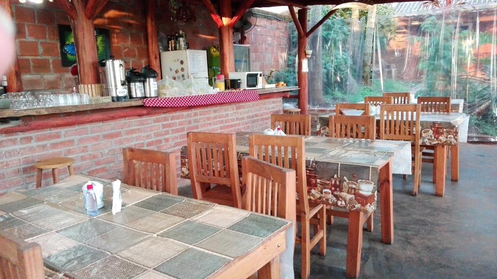 Hostel Y Posada Colibri Puerto Iguazu Bagian luar foto