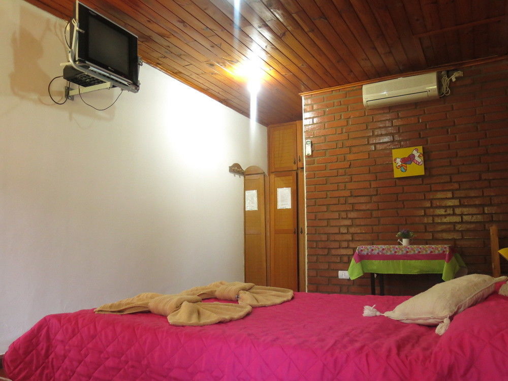 Hostel Y Posada Colibri Puerto Iguazu Bagian luar foto